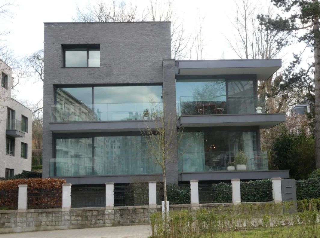 Carnoy-facade-immeuble-moderne-avenue-bois-la-cambre-ixelles