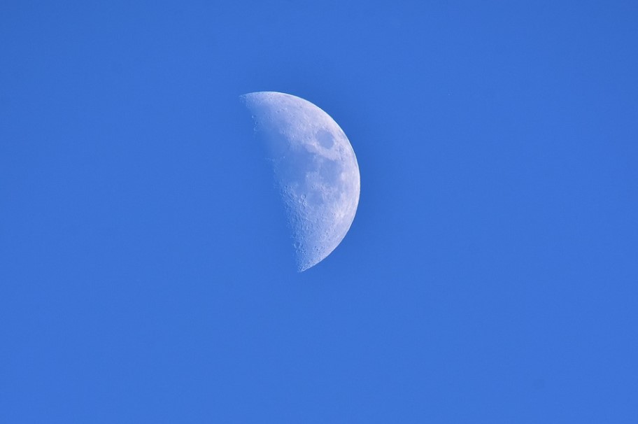 photo-lune-dans-ciel-bleu