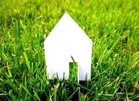 illustration_silhouette_maison_dans_herbe