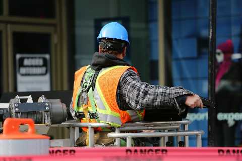 travailleur_sur_chantier_de_construction