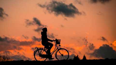 silhouette-cycliste_coucher_de_soleil_illustration_pretexte