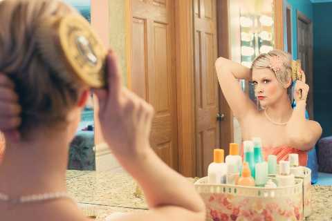 femme-se-coiffant-devant-miroir