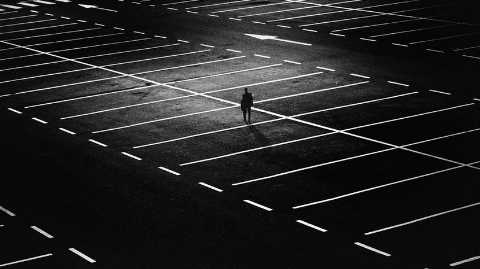 parking-nuit-avec-personne-solitair