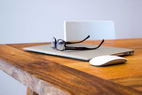 macbook-ordinateur-portable-avec-lunettes-sur-table-en-bois