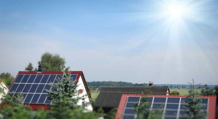 APERe-toitures-avec-panneaux-photovoltaique-ciel-ensoleille-illustration-pretexte