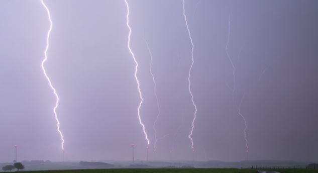 APERe-orage-eclair-sur-eolienne