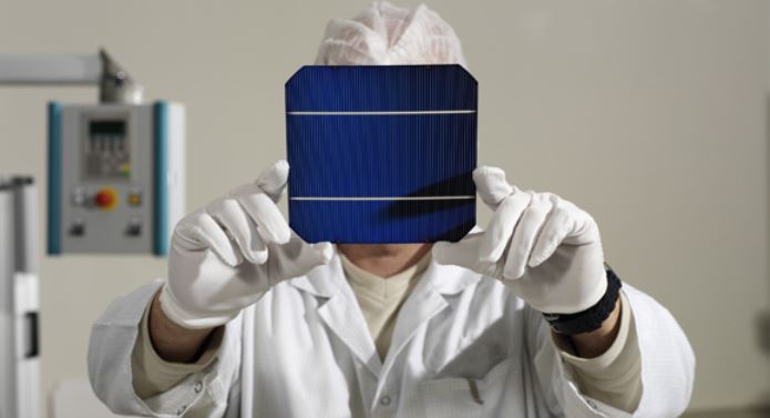 APERE-cellule-photovoltaique-chercheur