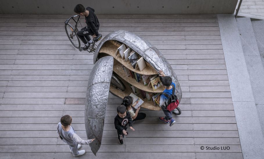 photo-Studio-LUO-coccinelle-bibliotheque-une-aile-ouverte-avec-enfants