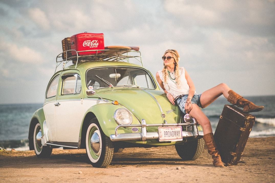 photo-voiture-coccinelle-VW-sur-plage-avec-femme-et-valise
