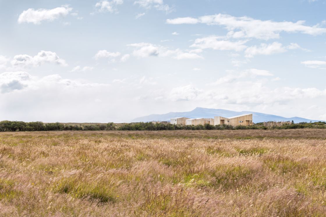 Larroulet-photo-hotel-Aka-Patagonia-dans-paysage-avec-montagnes-arriere-pla