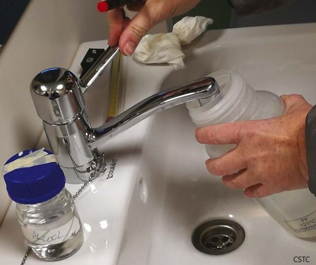 CSTC-prelevement-echantillon-eau-apres-rincage