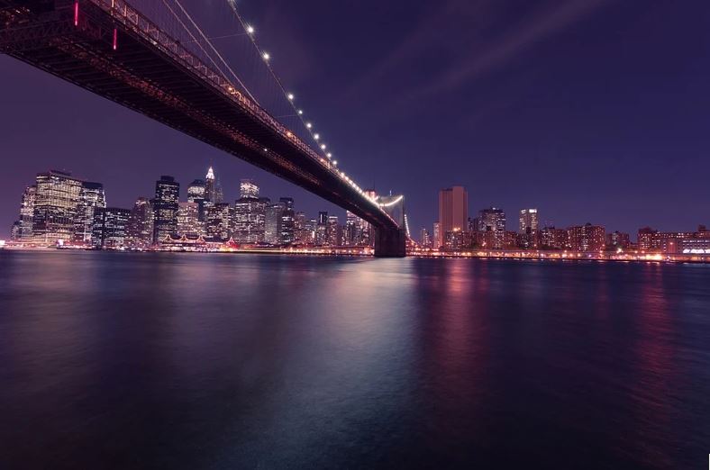 pont-vers-ville-la-nuit-illustration-pretexte