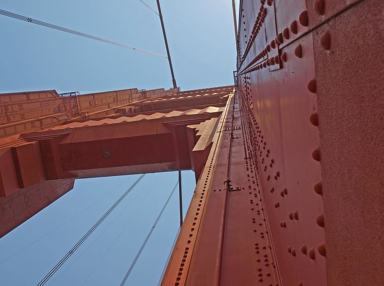 détail-en-perspective-pont-metallique-rivets