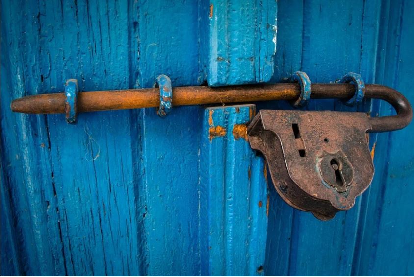 serrure-sur-porte-bois-peinte-en-bleu