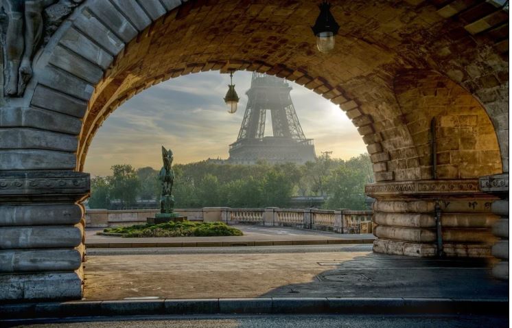 Tour-Eiffel-vue-sous-arche-pont-Paris