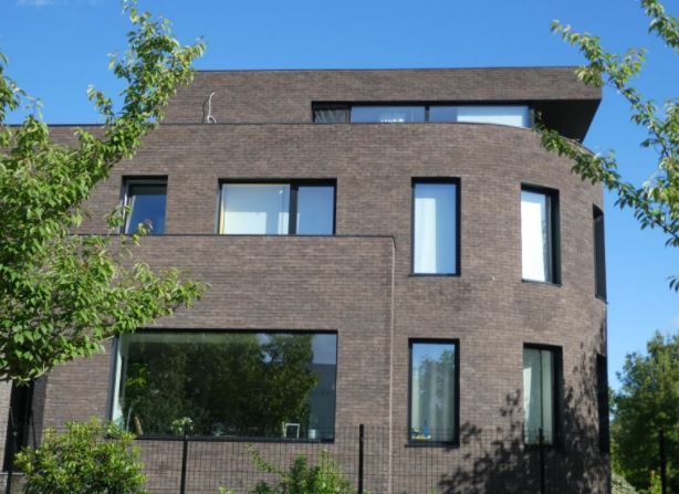 Gilles-Carnoy-facade-maison-familiale-moderniste-Watermael-Boitsfort.