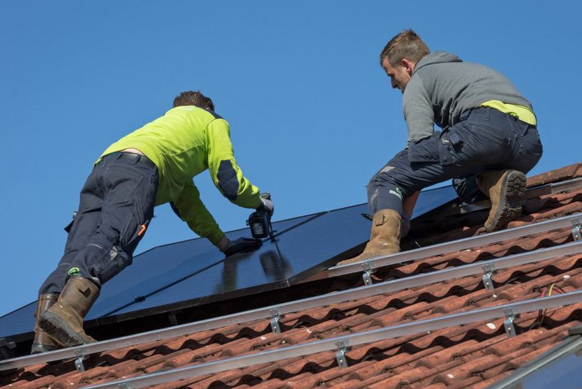 APERe-installation-panneau-photovoltaique-en-toiture