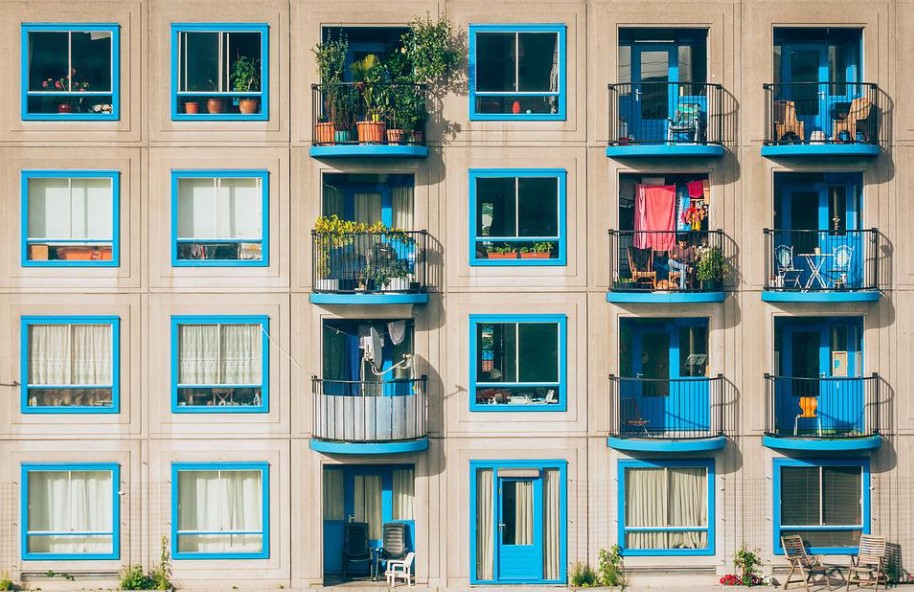 carnoy-facade-immeuble-appartements-avec-balcons-bleus