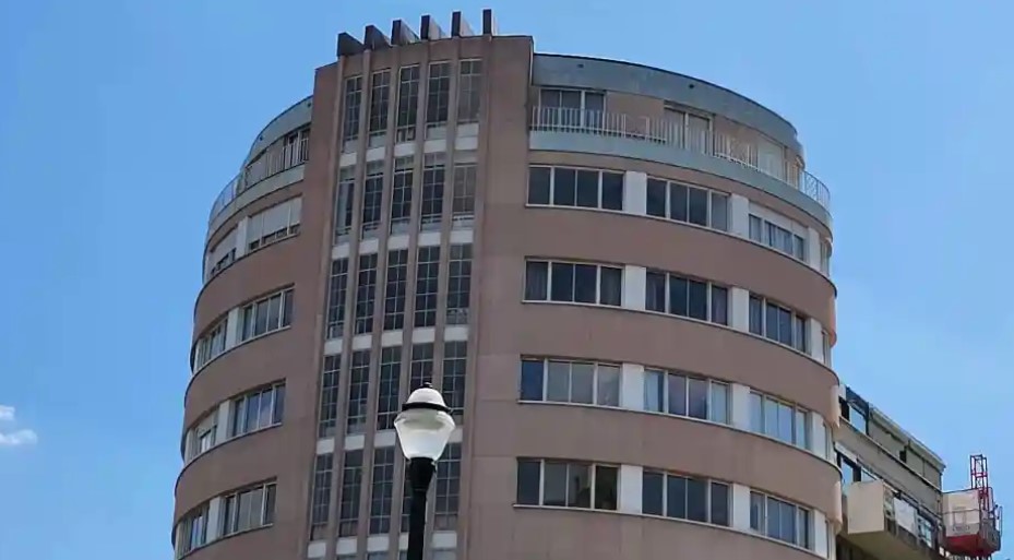 Carnoy-Le-Tonneau-immeuble-de-Stanislas-Jasinski-Ixelles