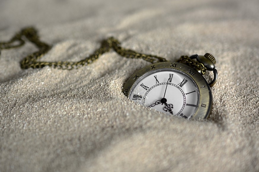 montre-ancienne-dans-sable-illustration-pretexte