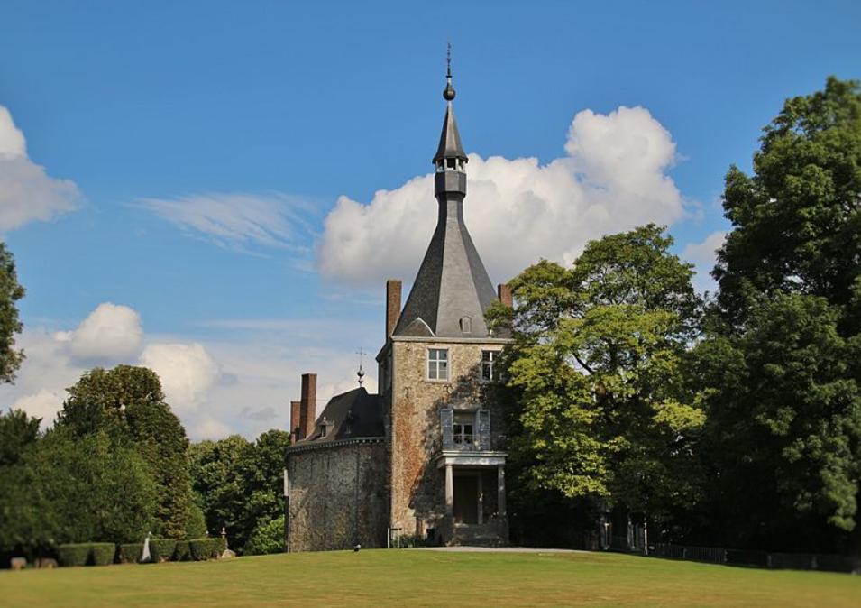 Chateau_de_Waroux_ANS_Belgique_by_Milucide