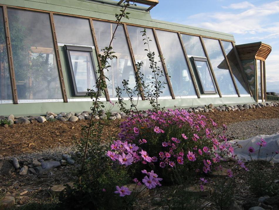 Earthship_passive_solar_glazing_by_Amzi_Smith