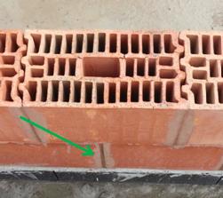 chantier-vert-blocs_terre_cuite_encollage_joint_vertica